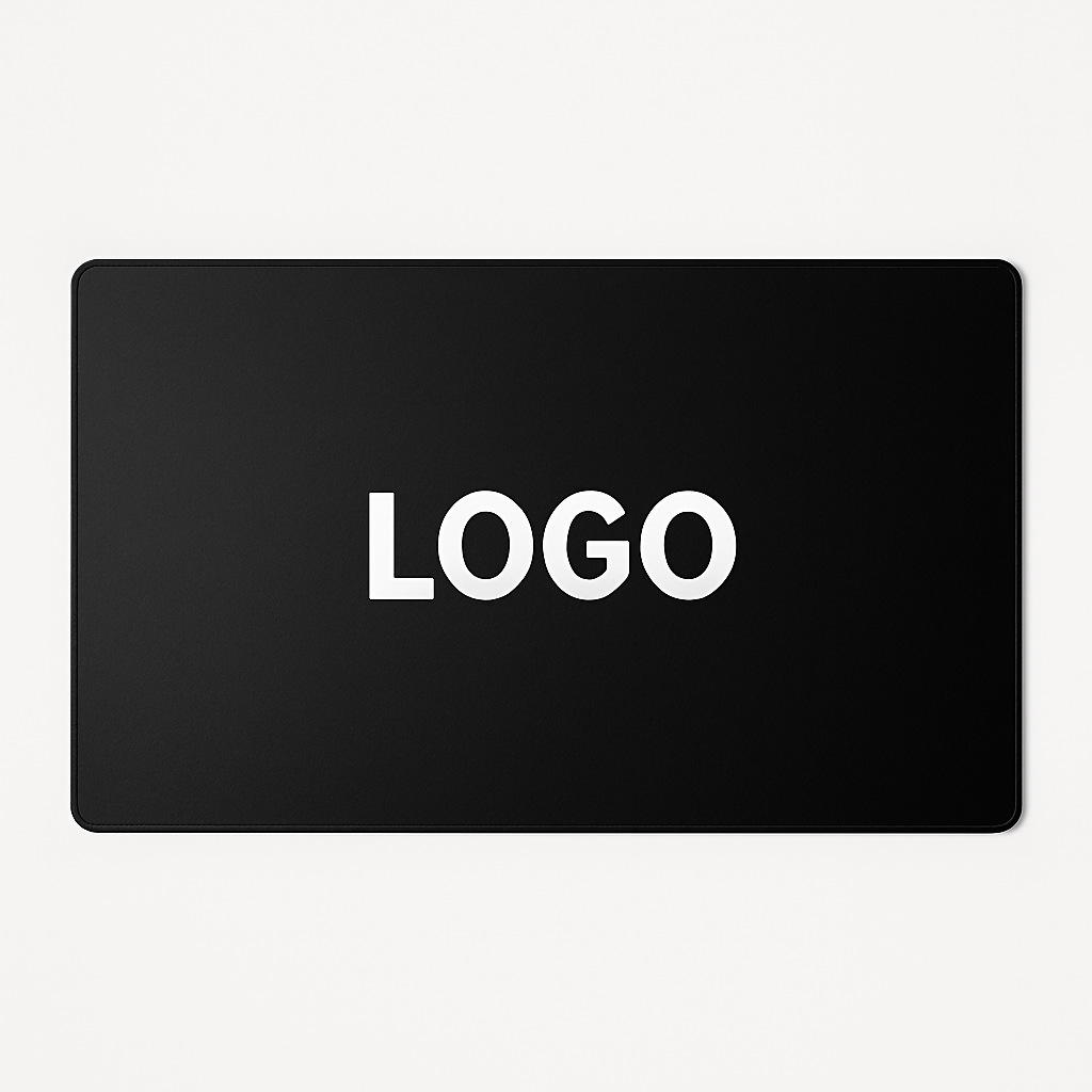 Personalisierte Schreibtischunterlage in Schwarz mit Logo – große rutschfeste Arbeitsmatte.