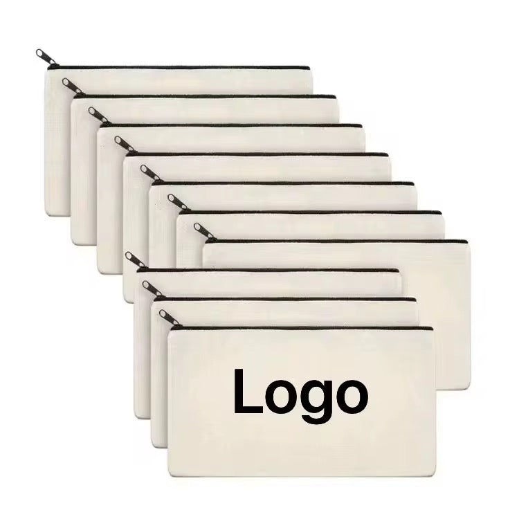 Mehrere bedruckbare Canvas-Taschen mit Zipper für Firmenbranding und Werbezwecke.