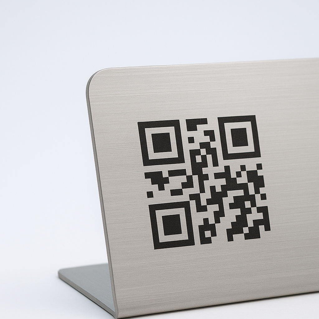 Silberner Metall-Tischaufsteller mit eingraviertem QR-Code – moderne, robuste QR-Platte für Restaurants, Hotels, Empfangsbereiche und Firmenbranding.
