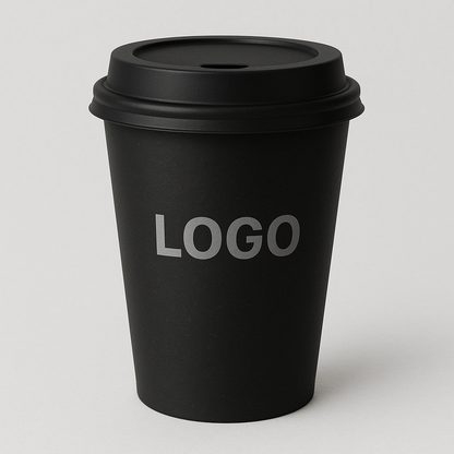 Schwarzer Kaffeebecher mit Custom-Logo – ideal für Bars, Cafés und Marken.