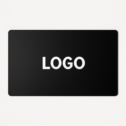 Personalisierte Schreibtischunterlage in Schwarz mit Logo – große rutschfeste Arbeitsmatte.