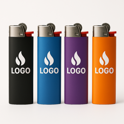 Mehrere personalisierte Feuerzeuge in verschiedenen Farben nebeneinander – Custom-Designs mit individuellem Logo für Firmenbranding.