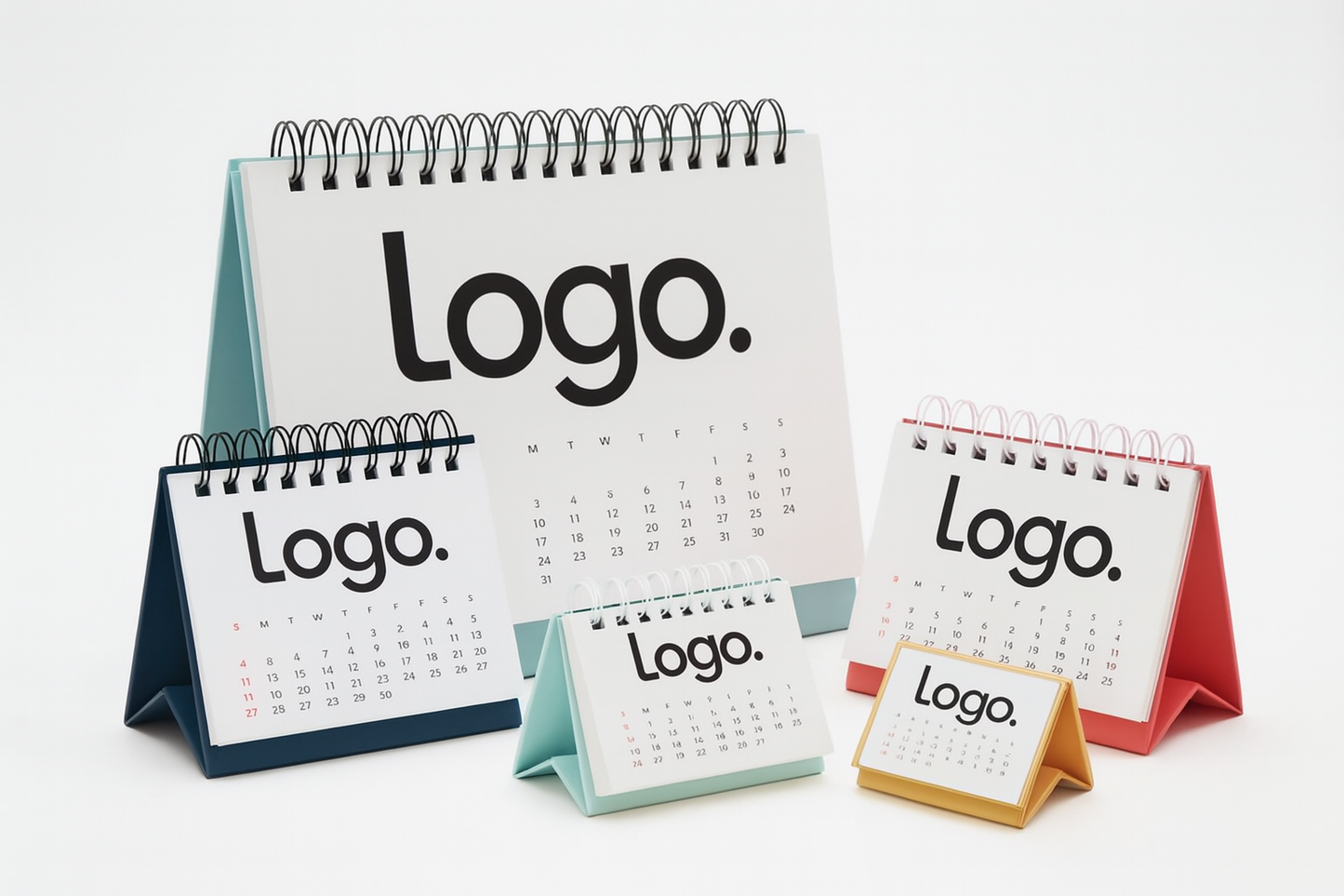Mehrere personalisierte Tischkalender in verschiedenen Größen mit Firmenlogo – ideal als Werbekalender für Büros.