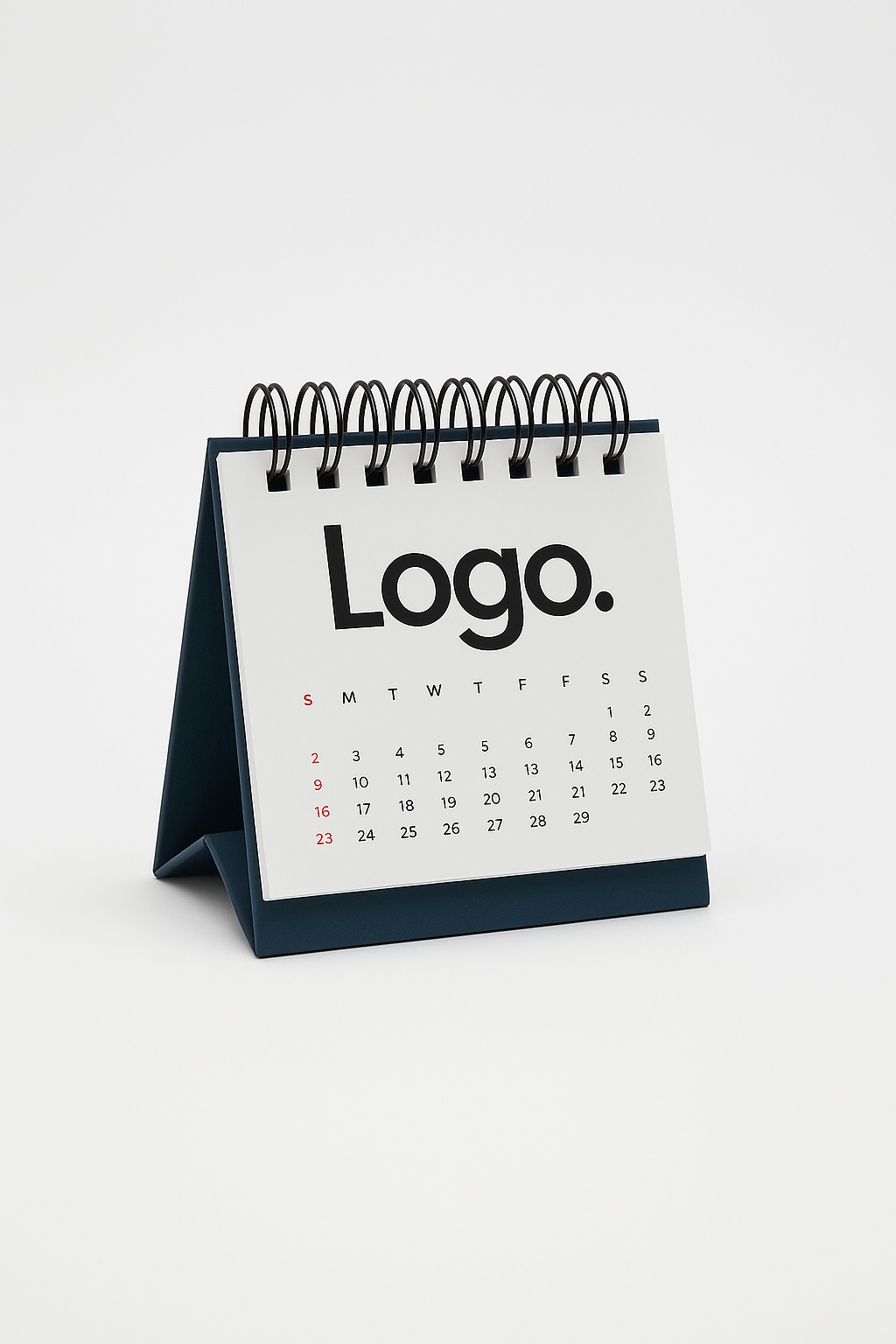 Kleiner Tischkalender mit Spiralbindung und schlichtem Design auf weißer Kalenderseite, aufgestellt auf einem dunkelblauen Kartonständer.