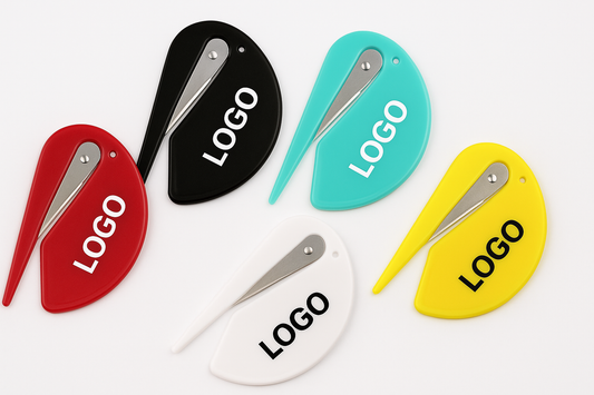 Brieföffner Cutter in fünf Farben mit Logo – personalisierbarer Werbeartikel für Büro und Versand.