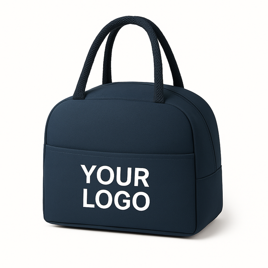 Personalisierte dunkelblaue Lunch Bag mit großem Logo-Aufdruck auf der Vorderseite, ideal als Firmen-Merch oder Werbegeschenk.