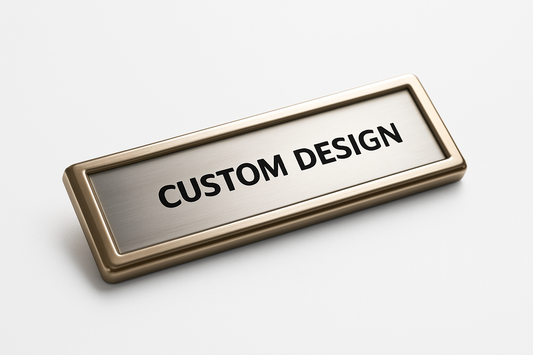 Bronzefarbenes Metall-Namensschild mit individueller Gravur – elegantes Tischschild für Büro und Empfang.