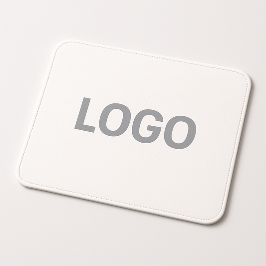 Weißes Mousepad– glatte Oberfläche und Anti-Slip Unterseite, perfekt für Firmenbranding.