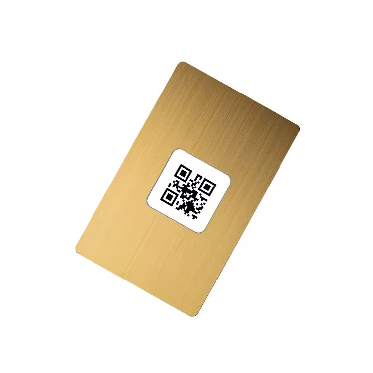 Goldene NFC Metallkarte mit mittig platziertem QR-Code.
