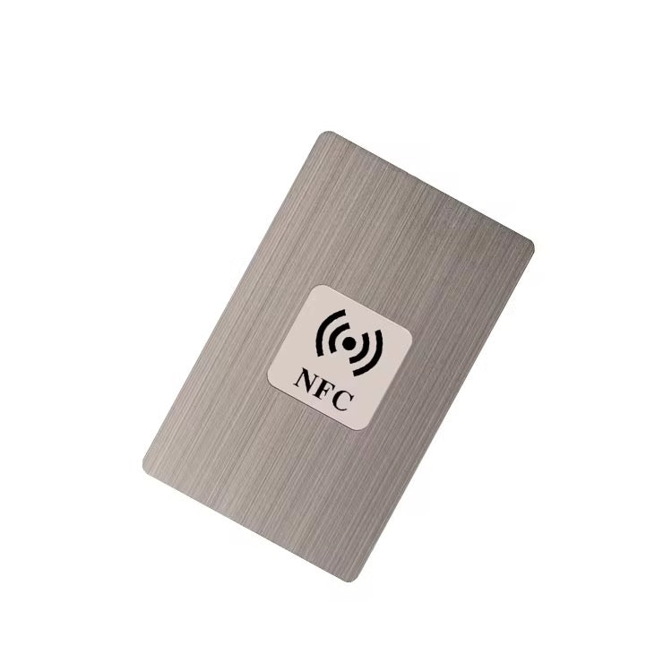 Silberne NFC Karte mit NFC-Symbol – kontaktlose Weitergabe von Informationen.