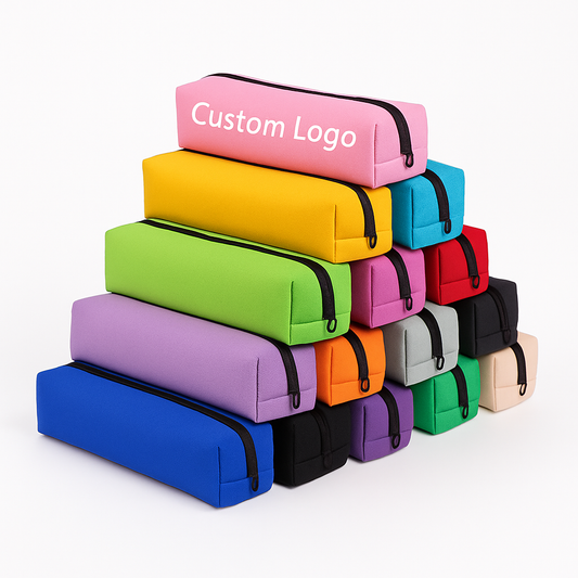 Mehrfarbige personalisierte Federmäppchen im Stapel – farbenfrohe Kollektion für Firmenbranding, Merch und Werbeartikel.