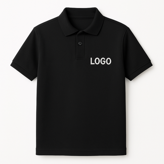 Schwarzes Polo Shirt mit individueller Logo-Stickerei – ideal für Firmenkleidung.