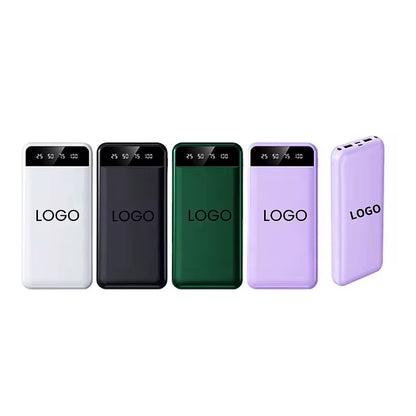 Mehrere Slim-Powerbanks mit digitalem Akkustands-Display in verschiedenen Farben – individuell mit Logo personalisierbar.