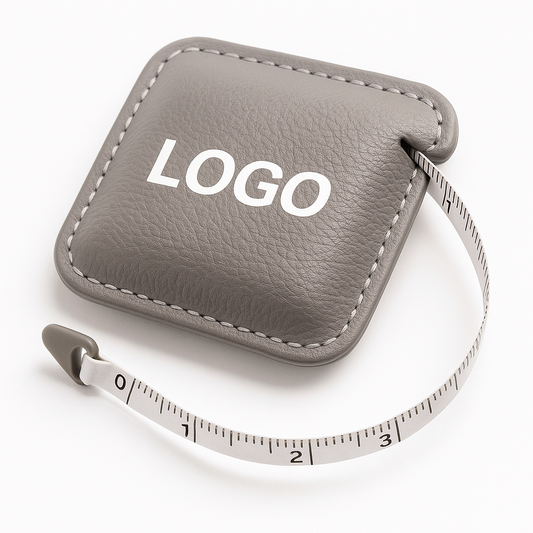 Graues Premium-Ledermaßband mit Logo-Druck – hochwertiges, kompaktes Werbegeschenk für Firmen, Mode-Maße und Events.