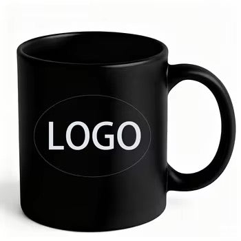 Schlichte schwarze Tasse mit Logo – ideal für Firmenbranding und Werbegeschenke.