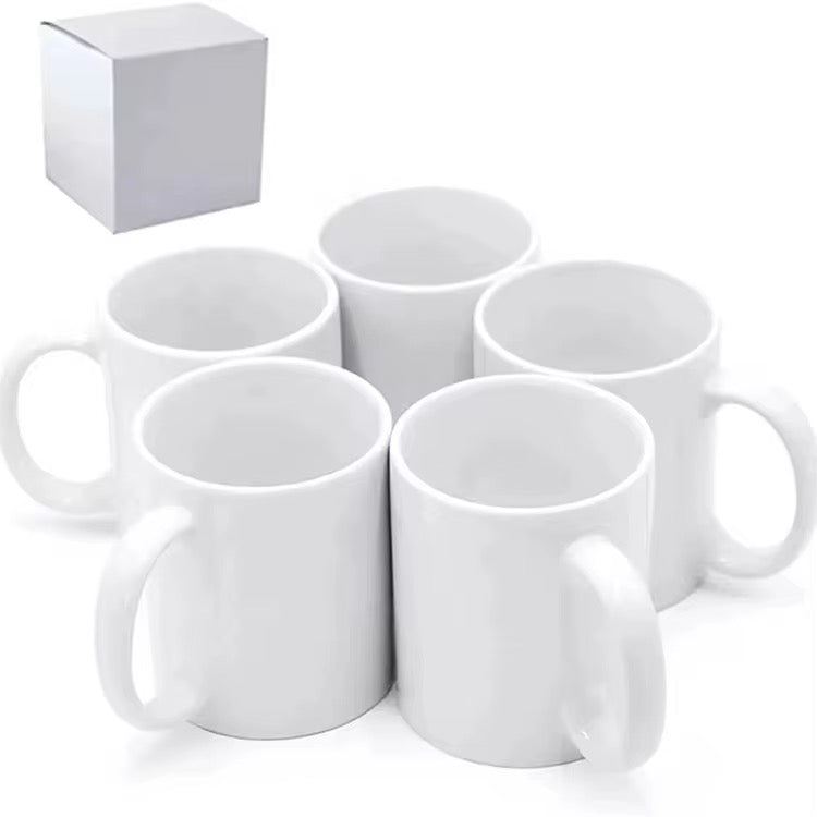 Mehrere weiße Tassen im Set mit Verpackungsbox – ideal für Großbestellungen und Corporate Branding.