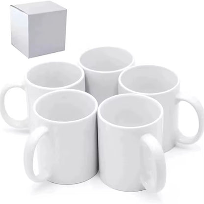 Mehrere weiße Tassen im Set mit Verpackungsbox – ideal für Großbestellungen und Corporate Branding.