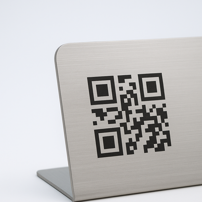 Silberner Metall-Tischaufsteller mit eingraviertem QR-Code – moderne, robuste QR-Platte für Restaurants, Hotels, Empfangsbereiche und Firmenbranding.