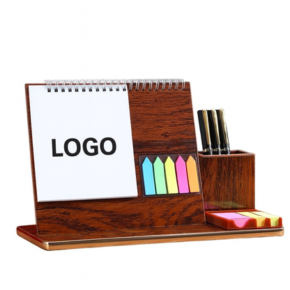 Holz-Tischorganizers mit Logo-Kalender, Marker-Tabs und integriertem Stiftehalter – ideal als Werbeartikel.