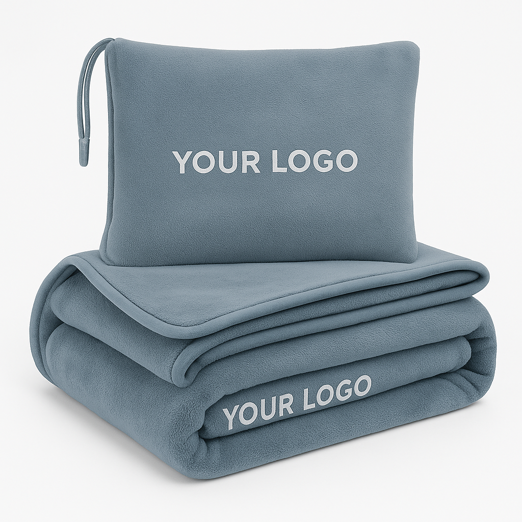 Blaues Premium Reise-Decken-Set mit Logo, bestehend aus weichem Fleecekissen und gefalteter Decke – ideal für Firmenbranding.
