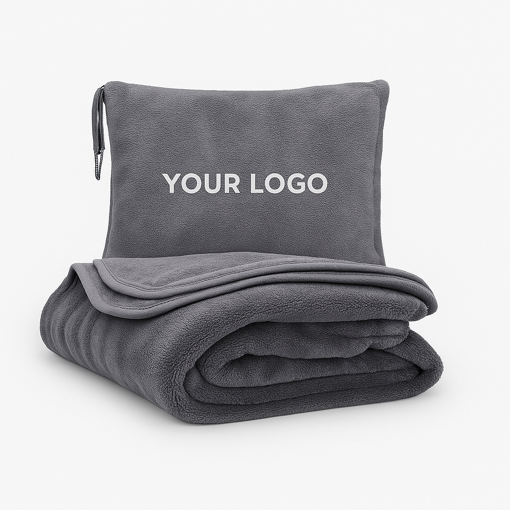 Dunkelgraues Travel Blanket Set mit individuell bedruckbarem Logo, weiches Fleecekissen und gefaltete Reisedecke.