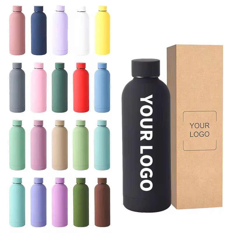 Schwarze Edelstahl-Trinkflasche mit individuellem Logo neben Kraftpapier-Geschenkbox.