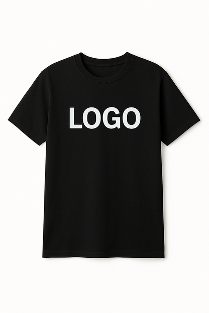 Schwarzes T-Shirt mit individueller Logo-Veredelung für Firmen und Marken.