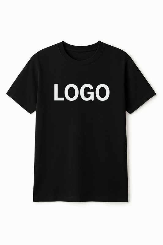 Schwarzes T-Shirt mit individueller Logo-Veredelung für Firmen und Marken.