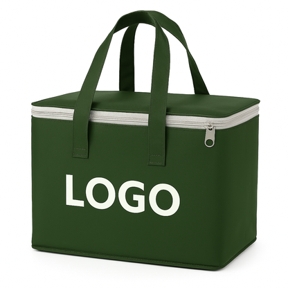 Geschlossene grüne Kühltasche mit weißen Tragehenkeln, Reißverschluss und großem Logo – personalisierbare Werbetasche.