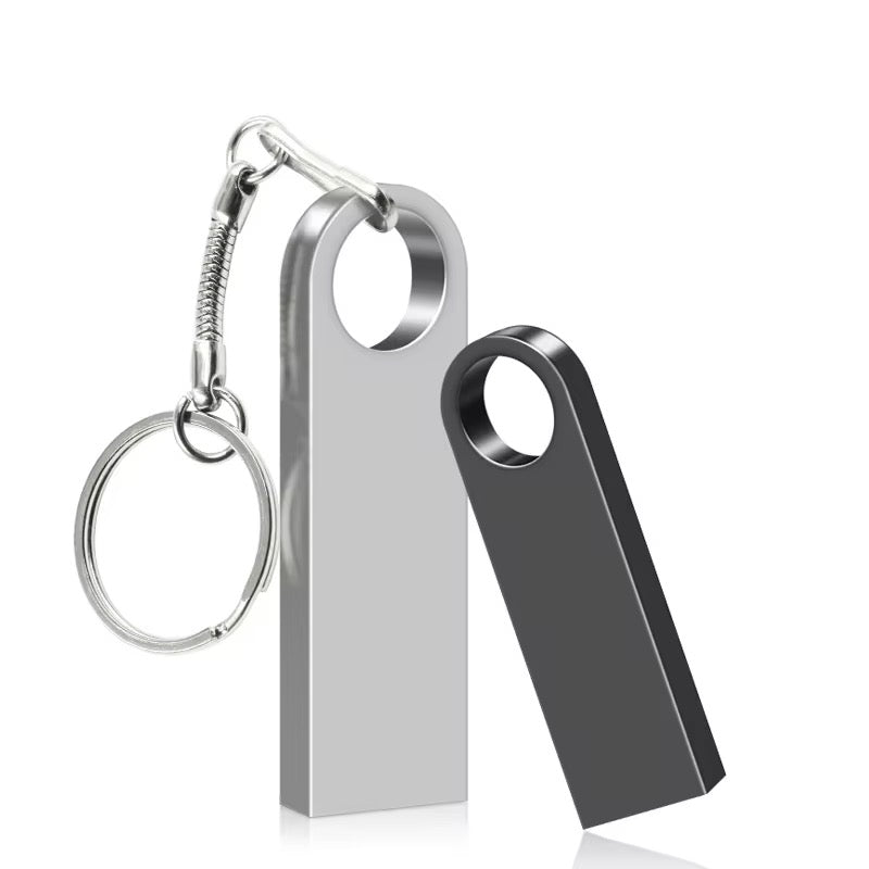 Set aus silbernem und schwarzem USB-Stick aus Metall mit Schlüsselring – ideal für Firmenbranding.