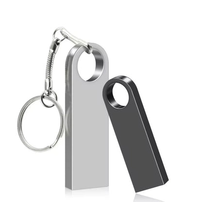 Set aus silbernem und schwarzem USB-Stick aus Metall mit Schlüsselring – ideal für Firmenbranding.