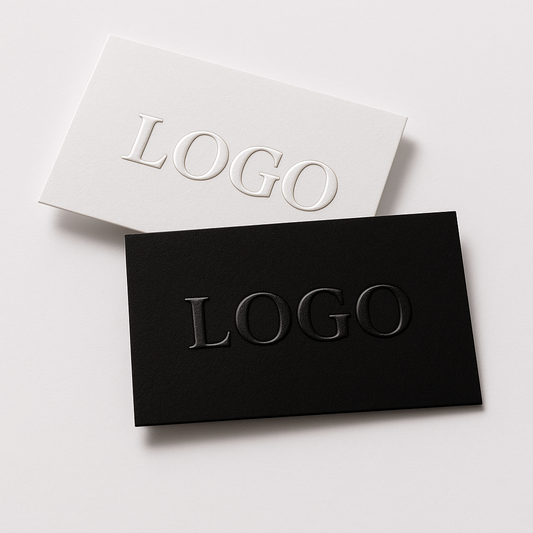 schwarze und weiße Visitenkarte mit geprägtem Logo – hochwertige Premium-Businesscards für Firmenbranding.
