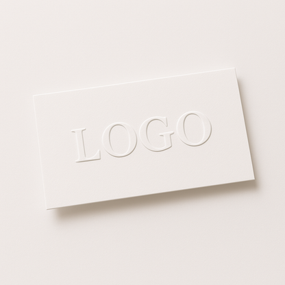 Weiße Visitenkarte aus Premium-Karton mit geprägtem Logo – hochwertige, minimalistische Businesscard.