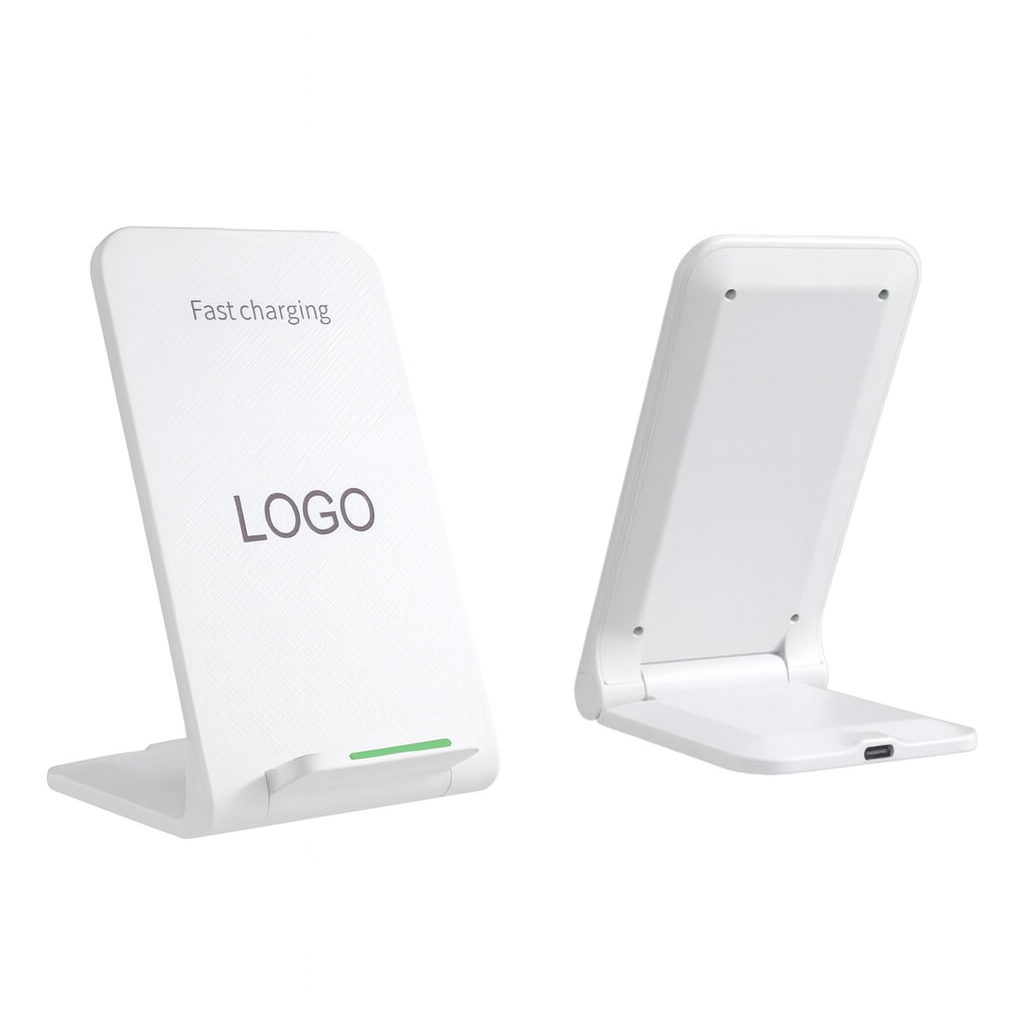 Kabelloses Ladegerät in Weiß mit Logo auf der Front und klappbarer Basis. Perfekt als personalisiertes Firmen-Giveaway.