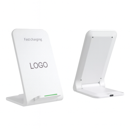 Kabelloses Ladegerät in Weiß mit Logo auf der Front und klappbarer Basis. Perfekt als personalisiertes Firmen-Giveaway.